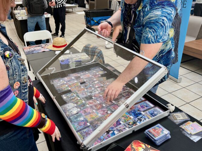 Former WVU basketball player Kevin Pittsnogle appears at Vienna card show